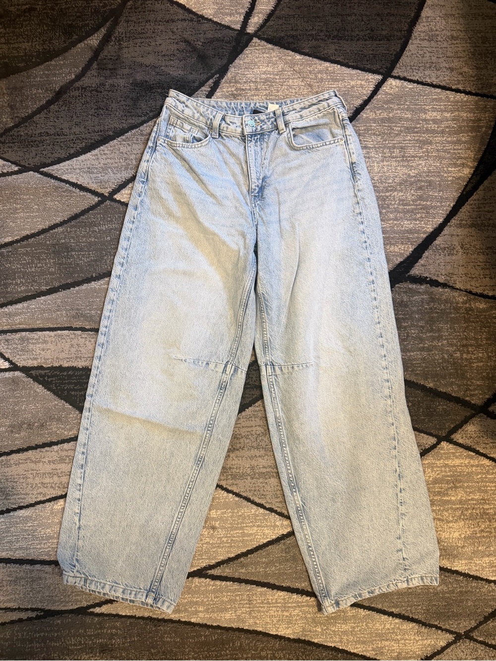 H&M LIGHT WASH BARELL JEANS - Picture 2 of 4